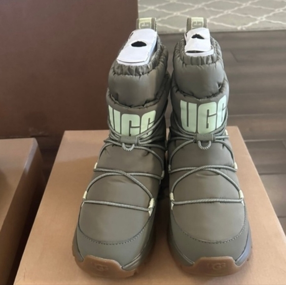 Ugg Snow Boots Never Worn - Picture 1 of 8